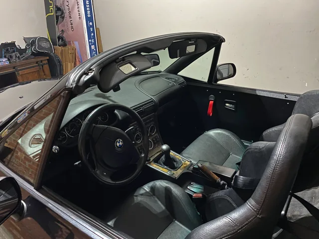 The Z3 cockpit with bucket seats, steering wheel and roll structure.