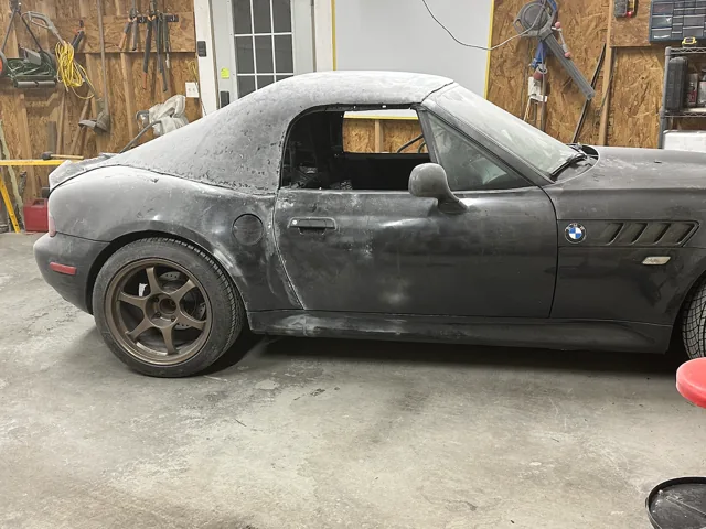 Side view of the Z3 and hardtop during surface finishing.