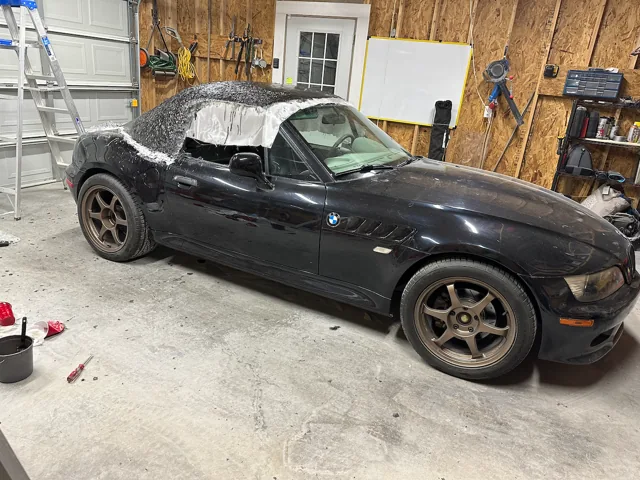Front three-quarter view of the Z3 with the rough carbon roof fitted.