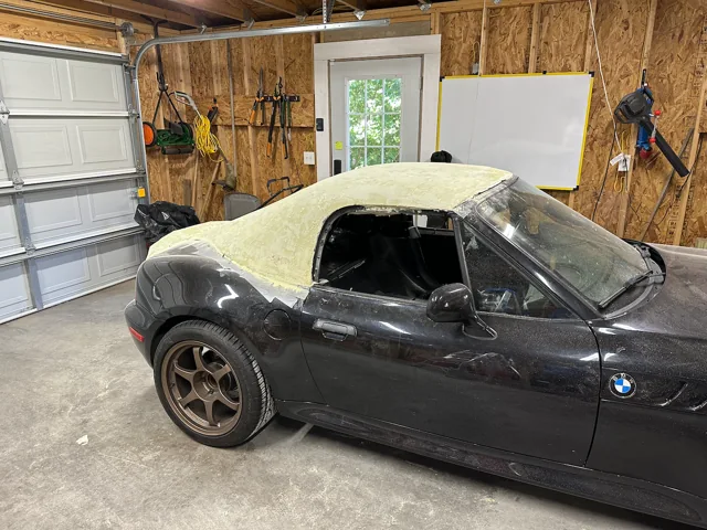 Side profile of the Z3 with its shaped foam hardtop form.