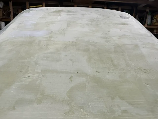 Close view of the smoothed roof form and its rounded surface.
